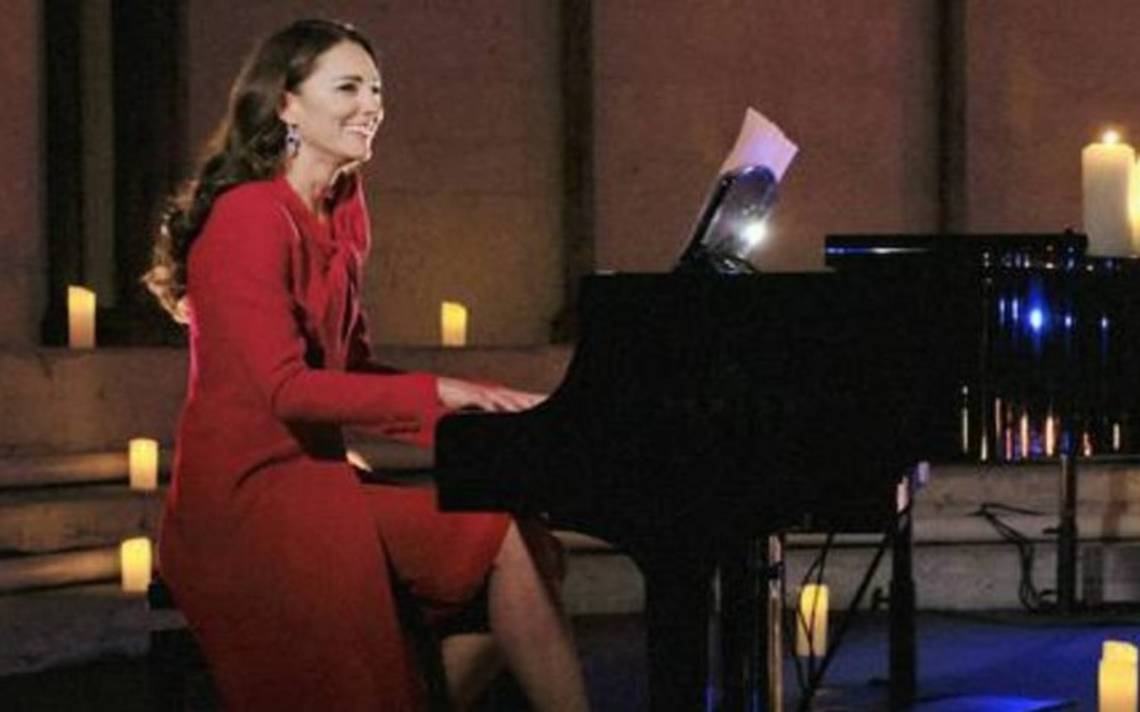Kate Middleton es captada tocando el piano en concierto navideño